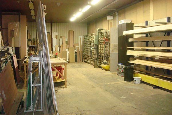 Machines et stock de bois à l’atelier
