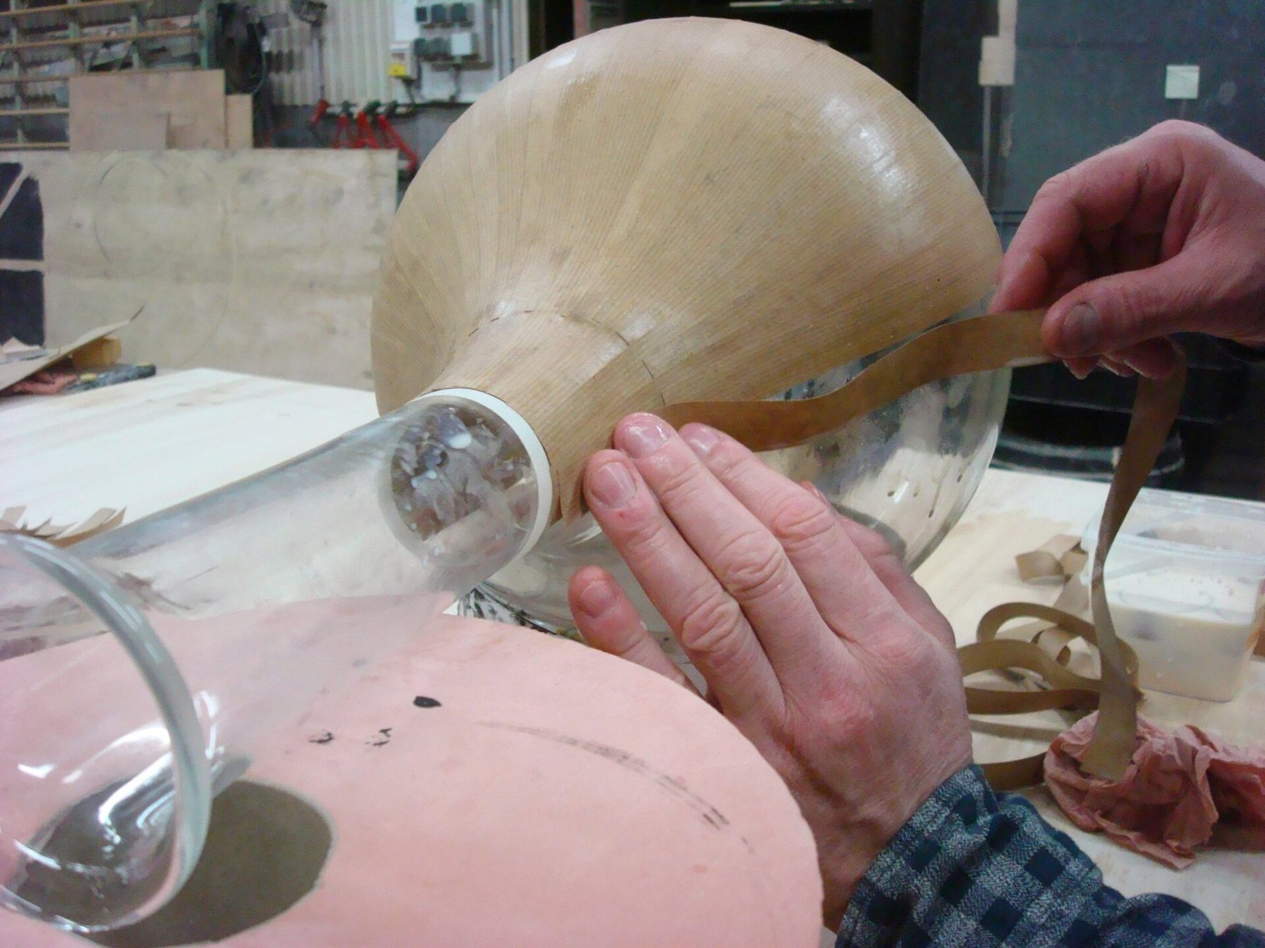 Finitions à la main dans l’atelier de Pommeuse