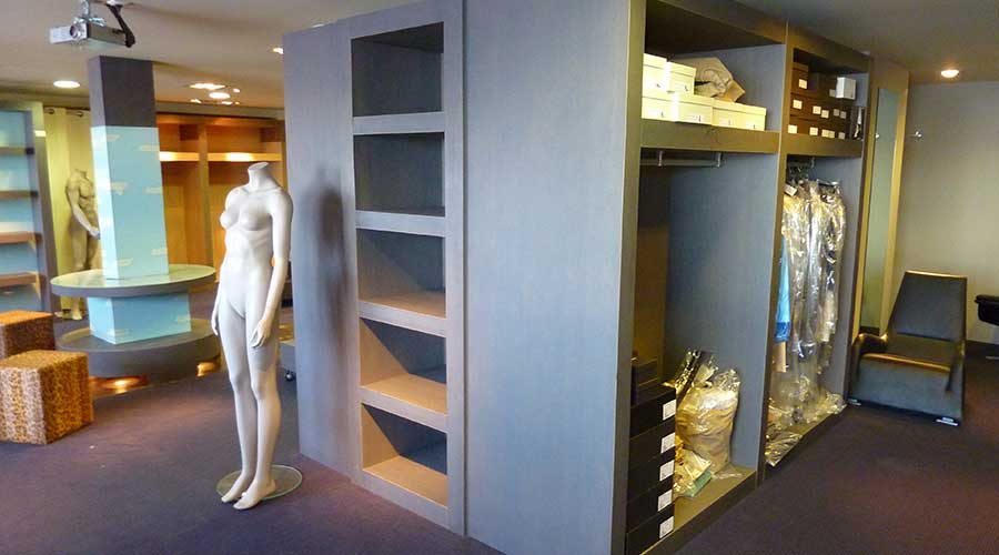 Agencement de boutique avec présentoirs sur mesure