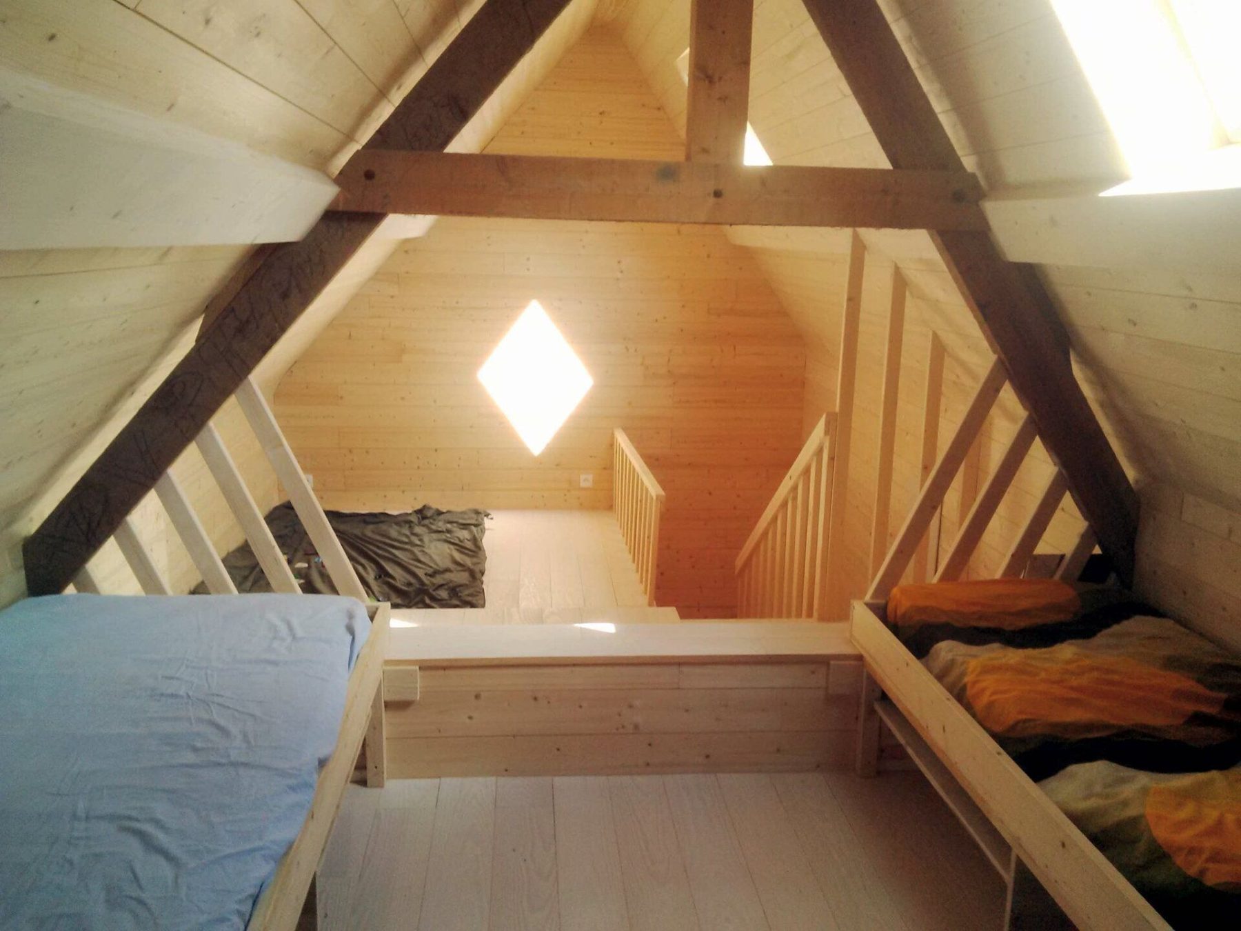 Aménagement de combles en bois clair