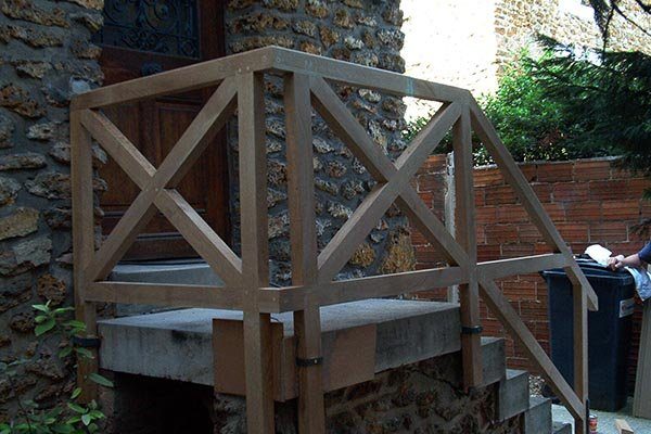 Garde-corps et escalier extérieur en bois