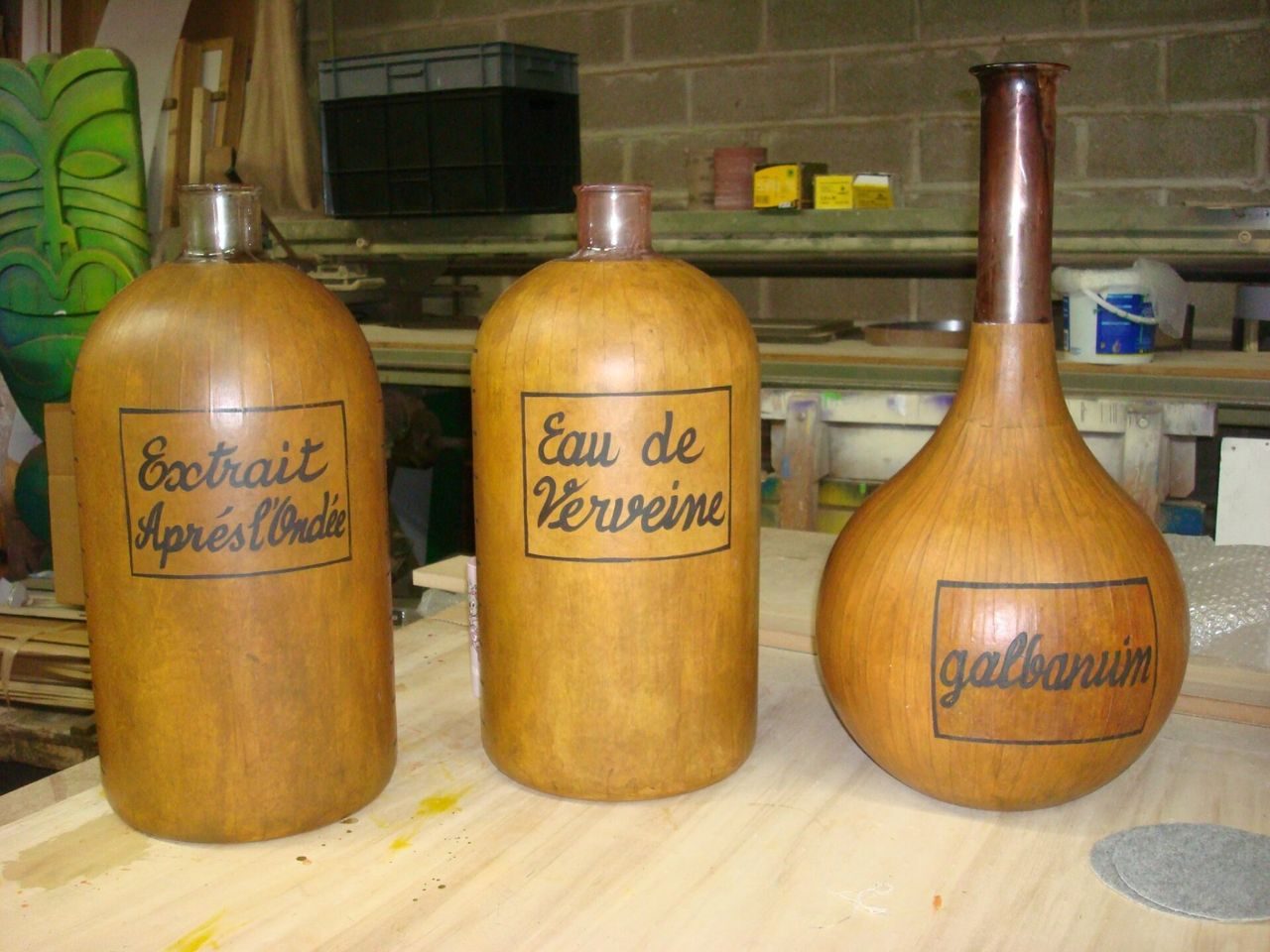 Trio de flacons de parfum géants peints à la main