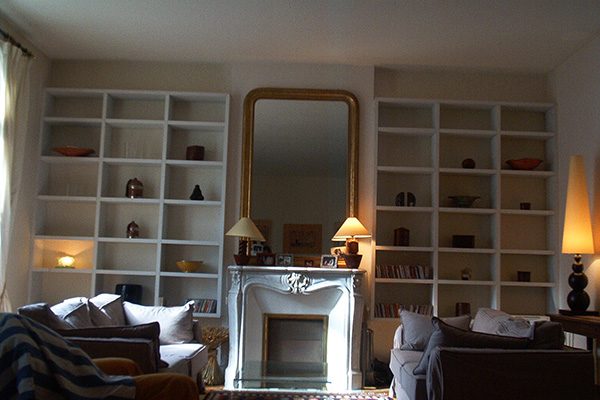 Bibliothèque de salon sur mesure autour d’une cheminée